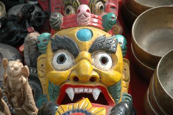 Venta de máscaras y muñecas religiosas, Katmandú, Nepal