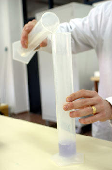 Diluyendo el revelador con agua (ver instrucciones)