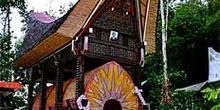Construcción funeraria Toraja, Sulawesi, Indonesia