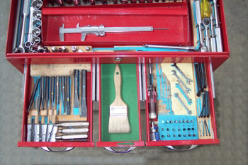 Arcón de herramienta básica para motores de émbolo y reacción