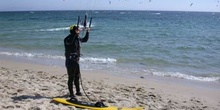 Deportista preparando el material para la práctica del Kitesurf