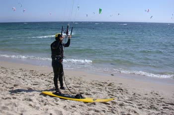 Deportista preparando el material para la práctica del Kitesurf