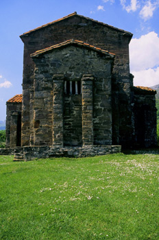 Vista desde el ábside de la fachada de la iglesia de Santa Crist