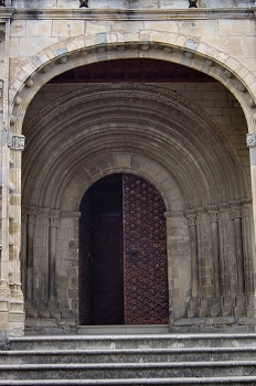 Portada de acceso. Iglesia de Roda de Isábena, Huesca