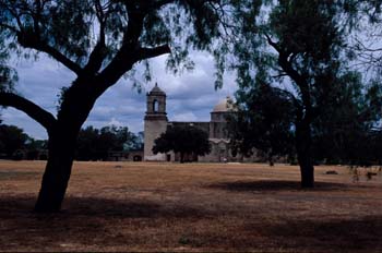 Entorno de una iglesia antigua