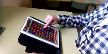 Movimiento vertical del dedo de abajo a arriba en una tablet.