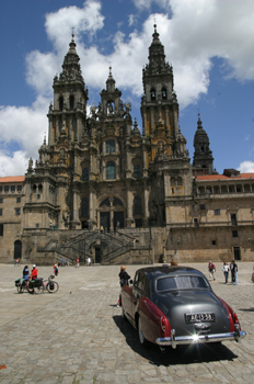 Cadillac delante de la Catedral de Santiago de Compostela, La Co