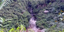 Río Pastaza y Puente Colgante en la Vía Baños en Puyo, Ecuador