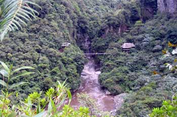 Río Pastaza y Puente Colgante en la Vía Baños en Puyo, Ecuador