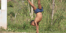 Niños hacen acrobacias, Quilombo, Sao Paulo, Brasil