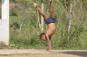 Niños hacen acrobacias, Quilombo, Sao Paulo, Brasil