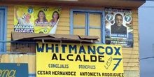 Carteles de propaganda electoral en el Puerto Baquerizo Moreno,
