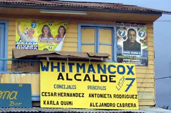 Carteles de propaganda electoral en el Puerto Baquerizo Moreno,
