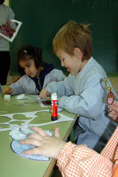 Realizando manualidades