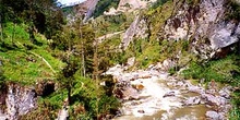Río en Baliem con la crecida de la época de lluvias, Irian Jaya,