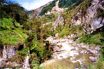 Río en Baliem con la crecida de la época de lluvias, Irian Jaya,