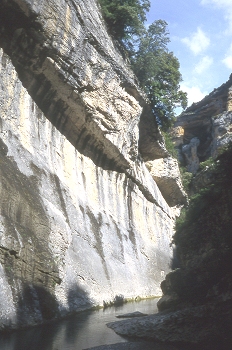 Pared rocosa en la orilla del río Vero, Huesca