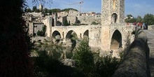 Pueblo de Besalú visto desde el puente fortificado, Garrotxa, Ge