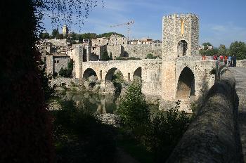 Pueblo de Besalú visto desde el puente fortificado, Garrotxa, Ge