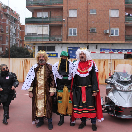 Visita de sus Majestades los Reyes Magos al colegio Luis Bello en moto 2018 22