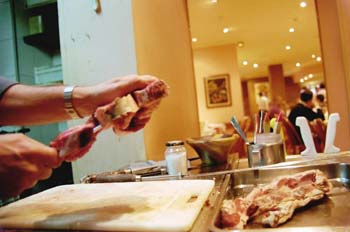 Preparando un pincho de carne en un restaurante