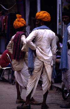 Dos hombres con turbante naranja, Pushkar, India