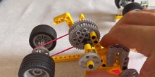 Trabaja con las piezas de Nezha para construir una bicicleta conectando poleas trabajando de un modo desenchufado. 