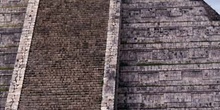 Vista lateral de la cara norte de El Castillo, Chichén Itzá, Méx