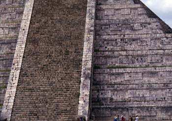 Vista lateral de la cara norte de El Castillo, Chichén Itzá, Méx