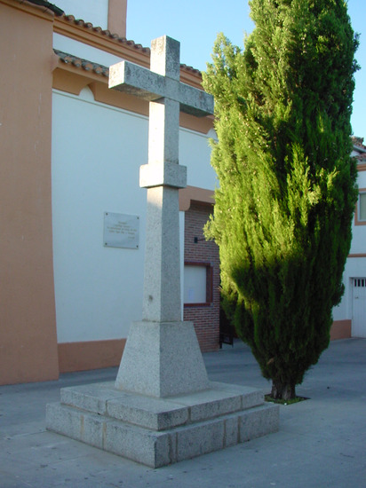 Monumento de cruz en Sevilla la Nueva