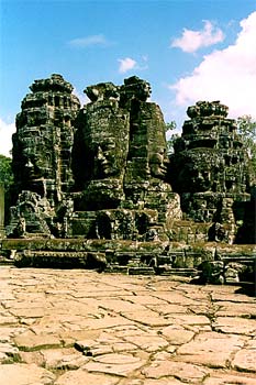 Avenida de piedra de acceso al Bayon, Angkor, Camboya