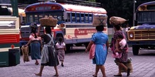 Mujeres de regreso del mercado de Antigua, Guatemala