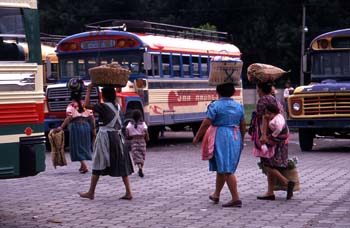 Mujeres de regreso del mercado de Antigua, Guatemala