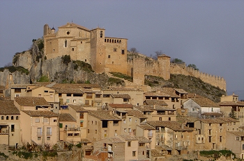 Vista de las fortificaciones de la Colegiata de Alquezar. Huesca