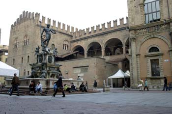 Plaza y fuente de Neptuno, Bolonia