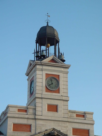 Reloj en fachada de Casa de Correos en Puerta del Sol de Madrid