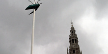 Torre de la Biblioteca de la Universidad y monumento en la plaza