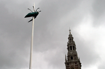 Torre de la Biblioteca de la Universidad y monumento en la plaza