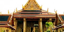 Fachada principal del Wat Phra Kaew, Bangkok, Tailandia