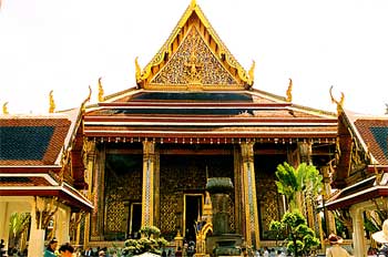 Fachada principal del Wat Phra Kaew, Bangkok, Tailandia