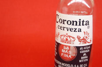 Cristal impreso en una botella de cerveza