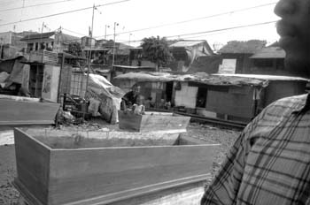 Ataúdes junto a vías de tren, Indonesia