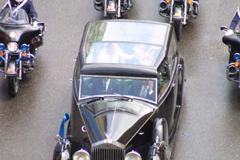 Coche Oficial escoltado por motoristas