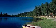 Paisaje de un lago con una barca