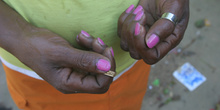 Manicura de una vecina de Quilombo, Sao Paulo, Brasil