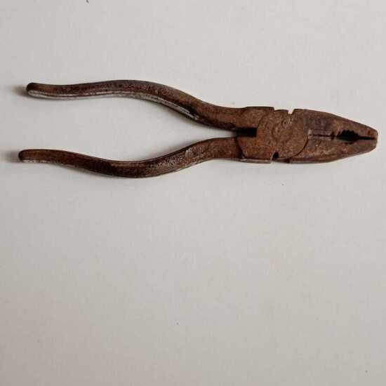 Alicate universal (cerrado)