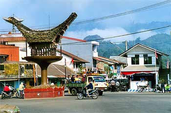 Decoración en las calles de Rantepao, Sulawesi, Indonesia