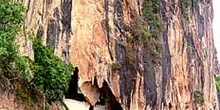 Vista general de templo construido en gruta desde rio Mekong, La