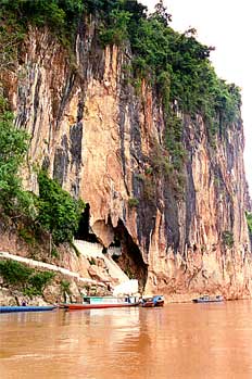 Vista general de templo construido en gruta desde rio Mekong, La