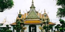 Puerta de acceso a recinto religioso, Tailandia